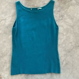 Turquoise knit tank.